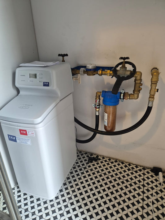 Jak wybrać zmiękczacz wody, żeby nie żałować po kilku latach