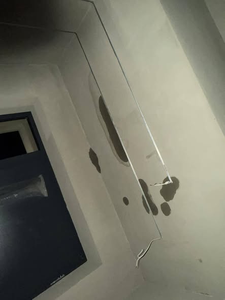 Mokre plamy na elewacji i podbitce w nowym domu. Co to jest i od czego zacząć diagnostykę