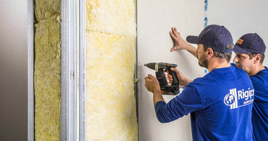 Słychać sąsiada przez ścianę w „bliźniaku”? Najpierw ustal, co kupiłeś, potem dopiero wyciszaj